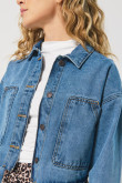 Chaqueta oversize cropped de jean azul y bolsillos de parche