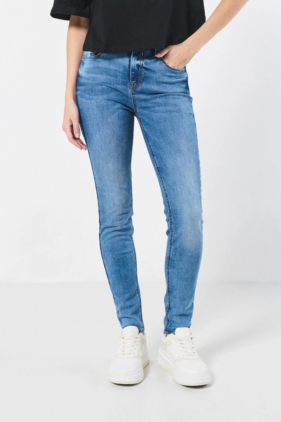 Jean jegging azul tiro alto con ajuste ceñido y desgastes