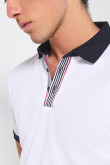 Camiseta blanca polo con cuello y puños en contraste