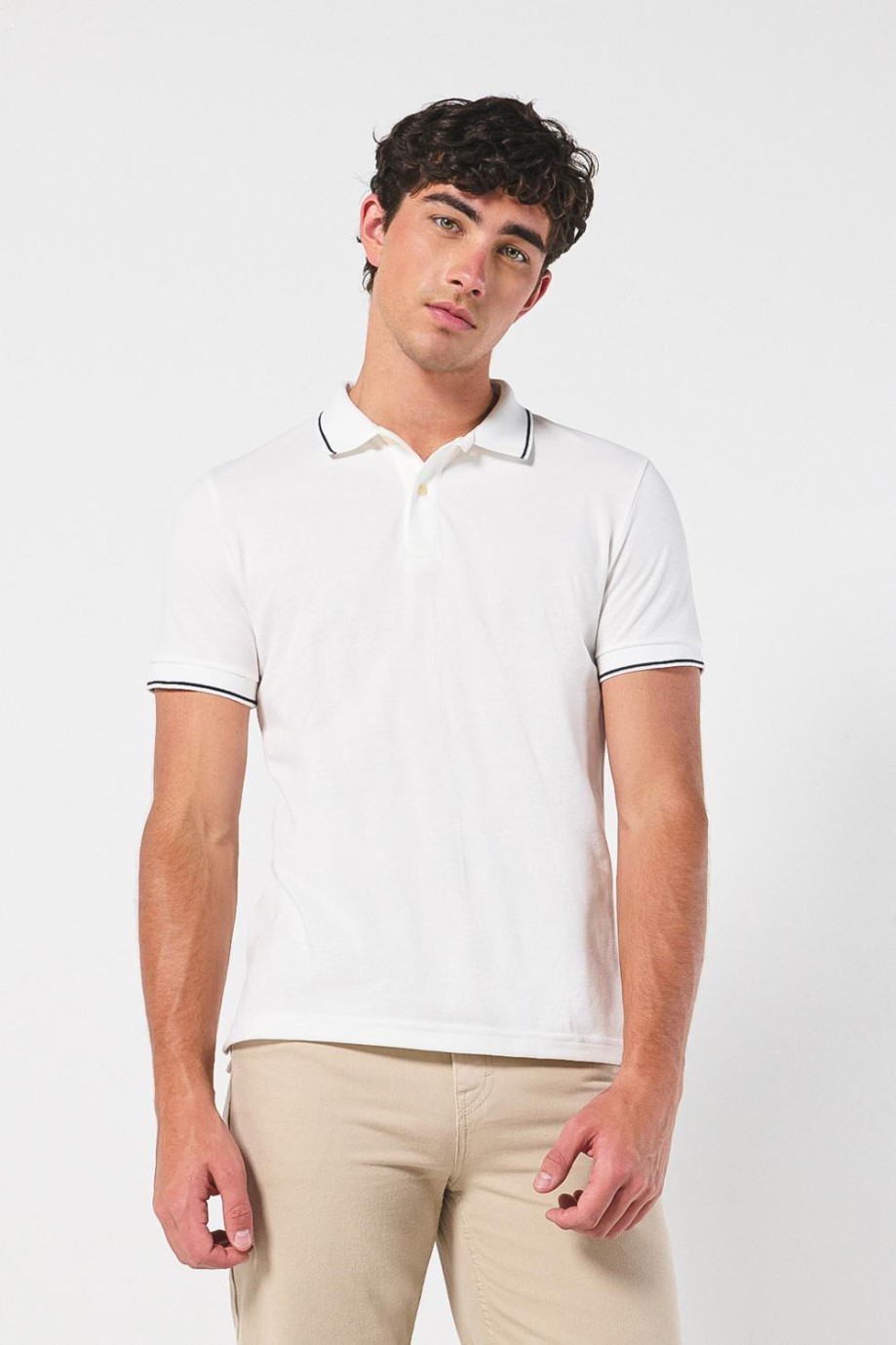 Camiseta unicolor tipo polo manga corta con botones