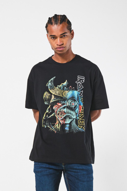 Camiseta negra oversize de Iron Maiden con manga corta