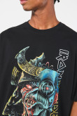 Camiseta negra oversize de Iron Maiden con manga corta