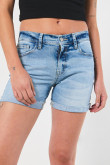 Short en jean tiro medio azul con doblez en bordes