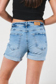 Short en jean tiro medio azul con doblez en bordes