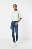 Camiseta oversize verde crop top con diseño college