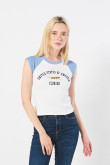 Camiseta crop top crema con diseño college y manga ranglan