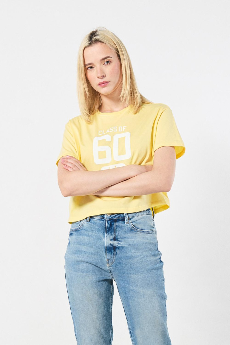 Camiseta amarilla crop top con estampado college