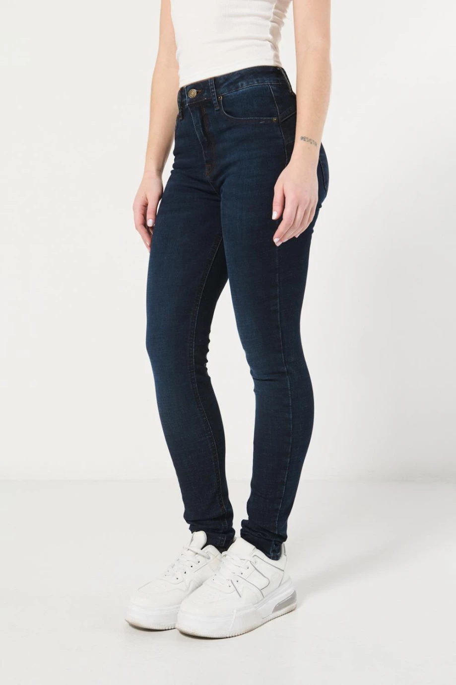 Jean jegging azul intenso con tiro alto y 5 bolsillos