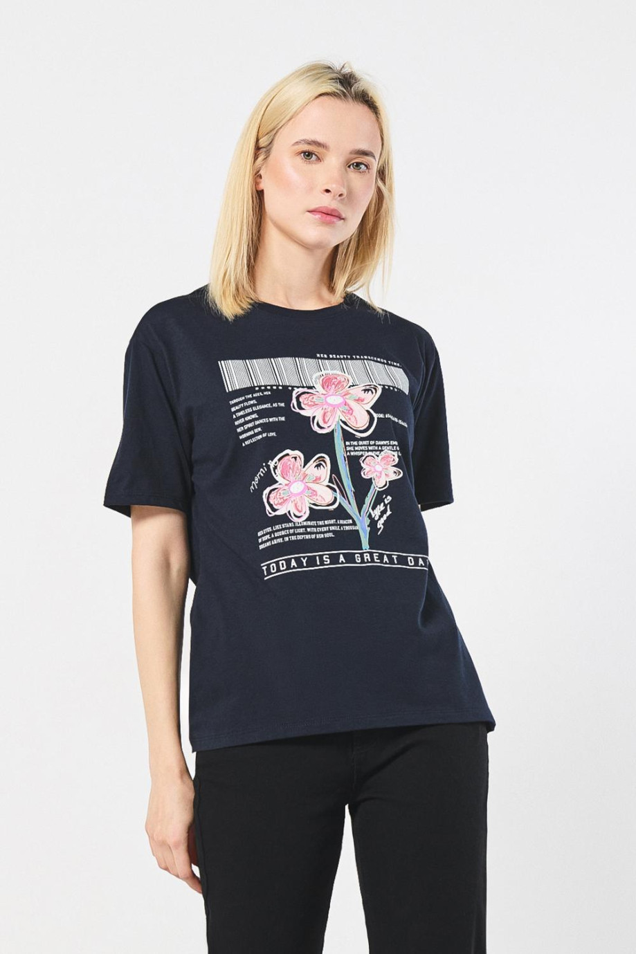 Camiseta azul intensa manga corta con diseño de flores