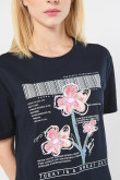 Camiseta azul intensa manga corta con diseño de flores