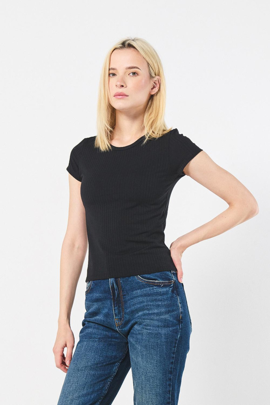 Camiseta unicolor para mujer en tela texturizada fit slim cuello redondo manga corta.