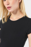 Camiseta unicolor para mujer en tela texturizada fit slim cuello redondo manga corta.