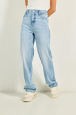 Jean open leg tiro alto azul con bota ancha y desgastes