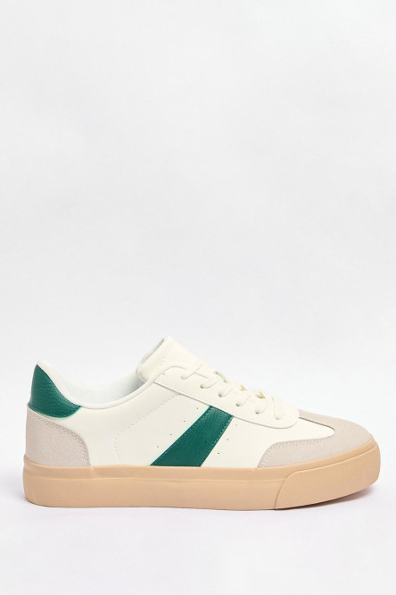 Tenis cremas casuales con contrastes verdes y suela plana