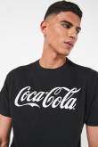 Camiseta manga corta crema con estampado de Coca-cola.