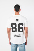 Camiseta manga corta con estampado de Coca-Cola.