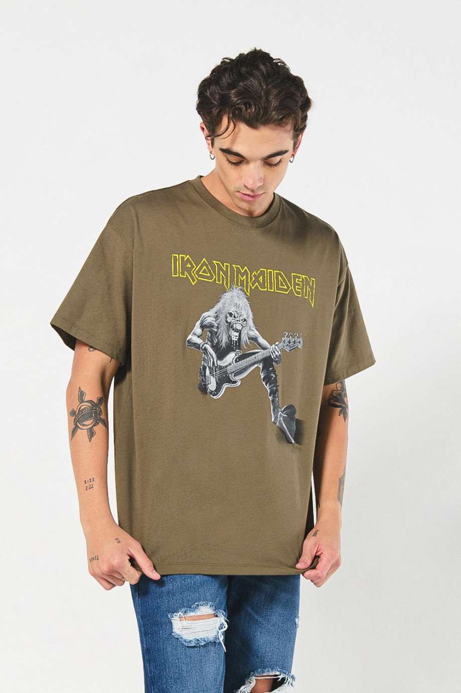 Camiseta verde oversize de Iron Maiden con manga corta