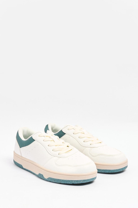 Tenis casuales blancos con contrastes verdes y suelas planas