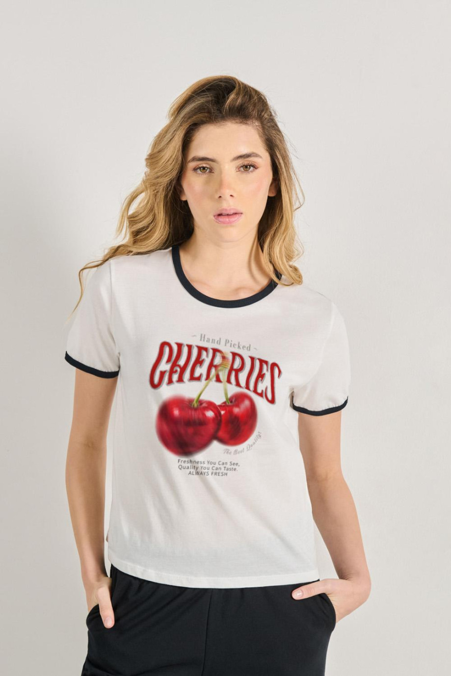 Camiseta manga corta unicolor con diseño de cerezas