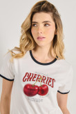 Camiseta manga corta unicolor con diseño de cerezas