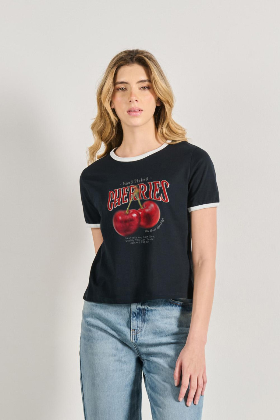 Camiseta manga corta unicolor con diseño de cerezas