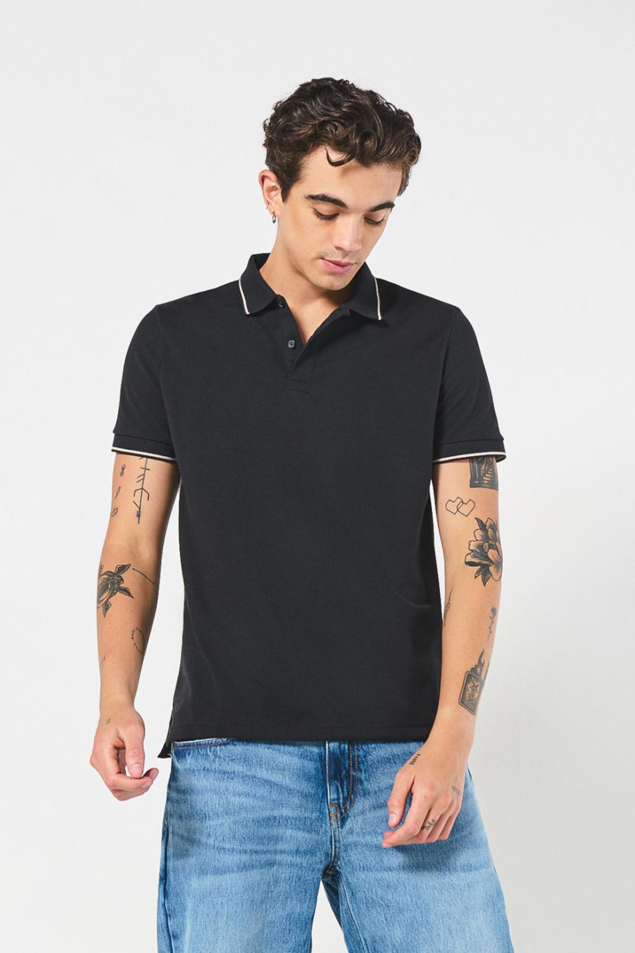 Camiseta unicolor tipo polo manga corta con botones