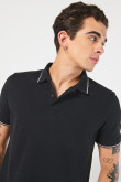 Camiseta unicolor tipo polo manga corta con botones