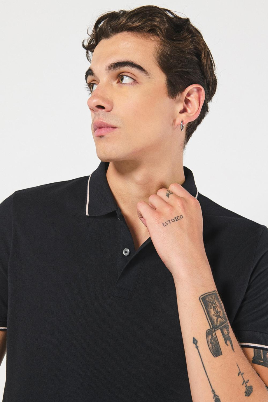 Camiseta unicolor tipo polo manga corta con botones