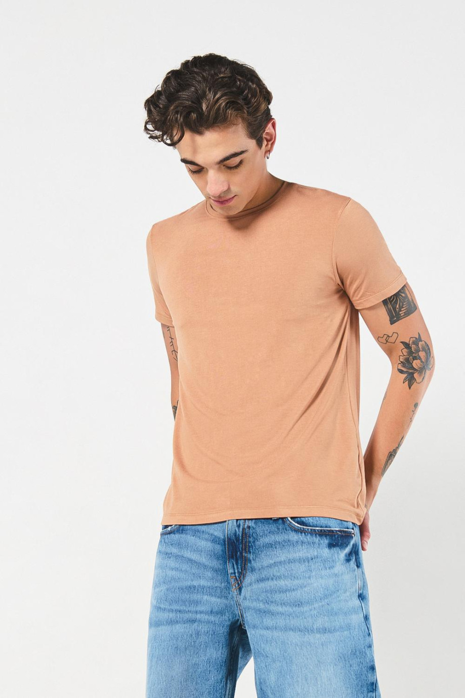 Camiseta básica masculina, manga corta, cuello redondo en viscosa.