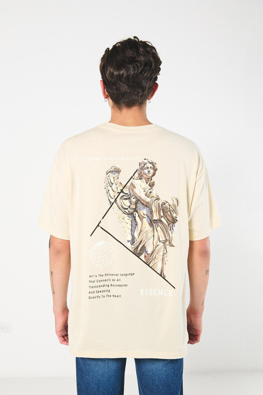 Camiseta kaki oversize con diseño de escultura artística