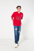 Camiseta oversize roja con cuello V y diseño college