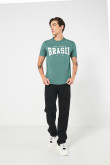 Camiseta verde oscura con texto college y cuello redondo