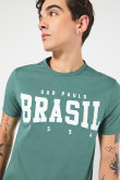 Camiseta verde oscura con texto college y cuello redondo