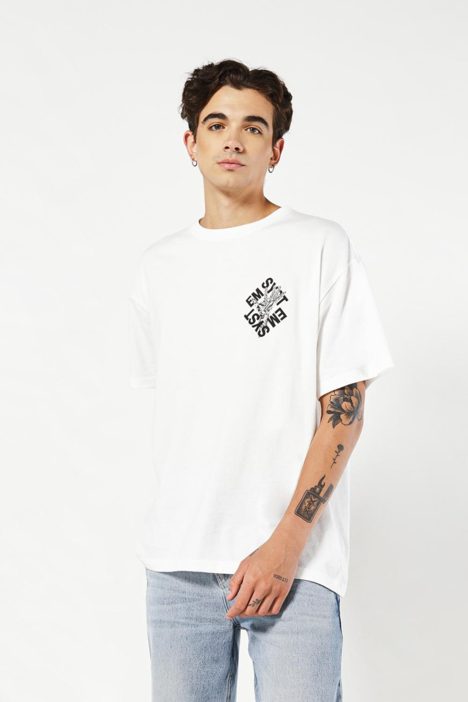 Camiseta crema oversize con manga corta y diseños futuristas