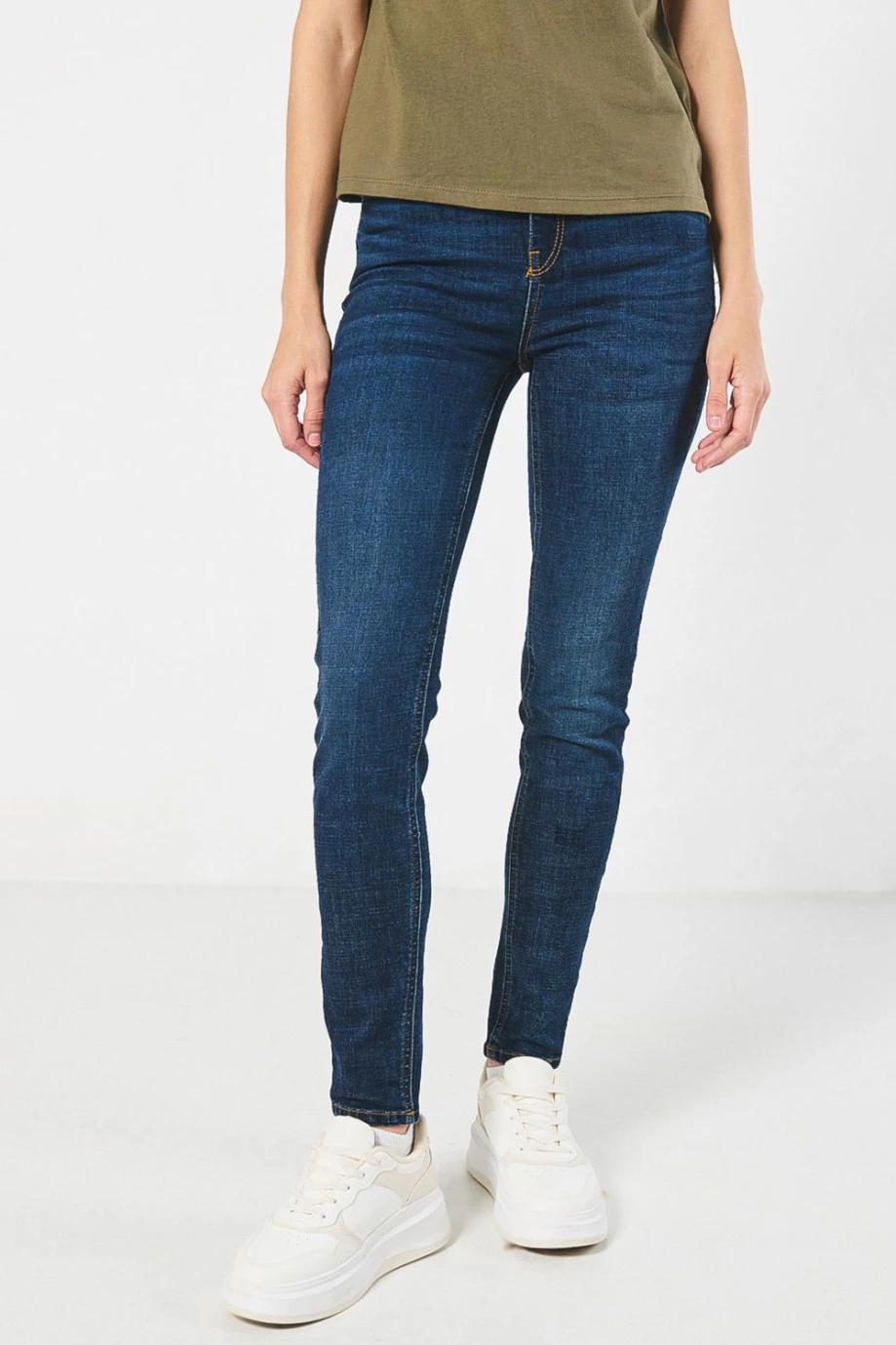 Jean jegging ajustado azul oscuro con bolsillos y tiro alto