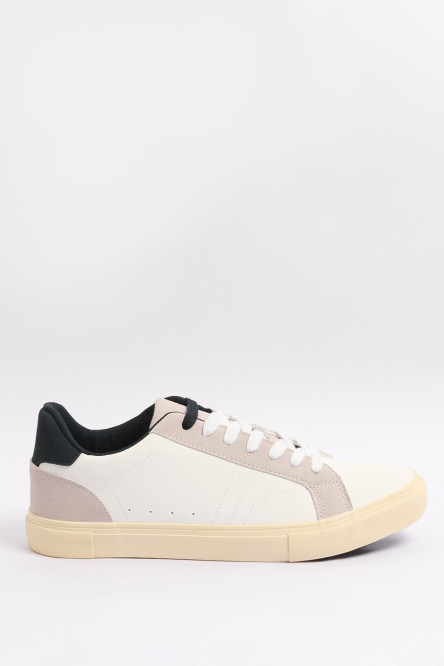 Tenis blancos casuales con suela antideslizante y contrastes