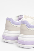 Tenis casuales blancos con suelas altas y contrastes