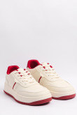 Tenis casuales blancos con contrastes rojos y perforaciones