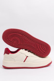 Tenis casuales blancos con contrastes rojos y perforaciones