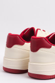 Tenis casuales blancos con contrastes rojos y perforaciones