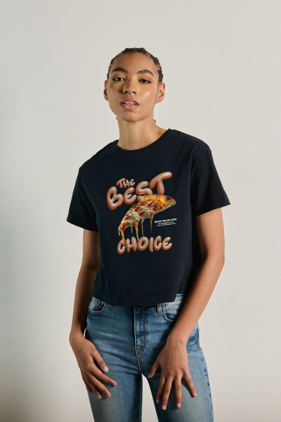 Camiseta unicolor crop top con estampado de pizza