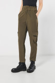 Pantalón cargo unicolor con tiro alto y cintura elástica