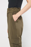 Pantalón cargo unicolor con tiro alto y cintura elástica