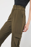 Pantalón cargo unicolor con tiro alto y cintura elástica