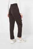 Pantalón cargo unicolor con tiro alto y cintura elástica