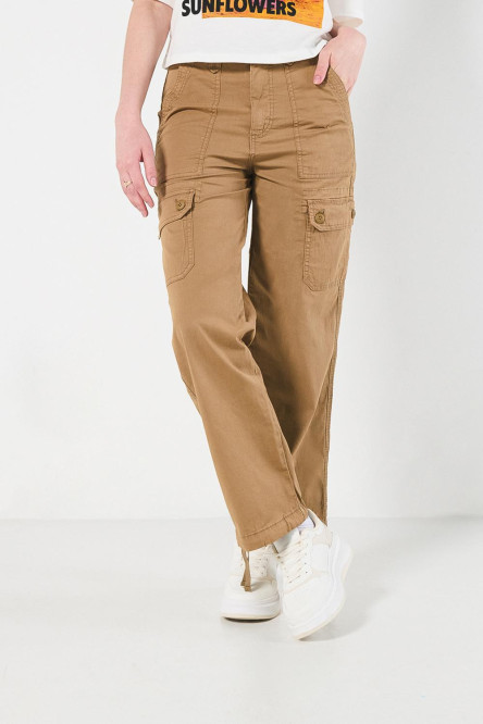 Pantalón cargo unicolor con bolsillos laterales y tiro alto