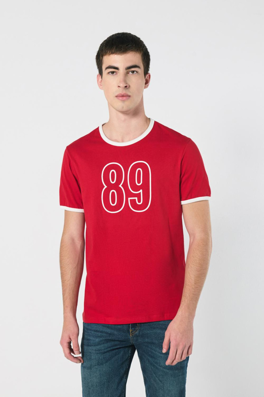 Camiseta college roja con contrastes blancos y manga corta