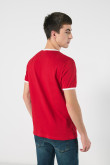 Camiseta college roja con contrastes blancos y manga corta