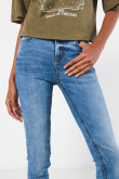 Jean tiro alto jegging azul claro con desgastes sutiles