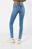 Jean tiro alto jegging azul claro con desgastes sutiles